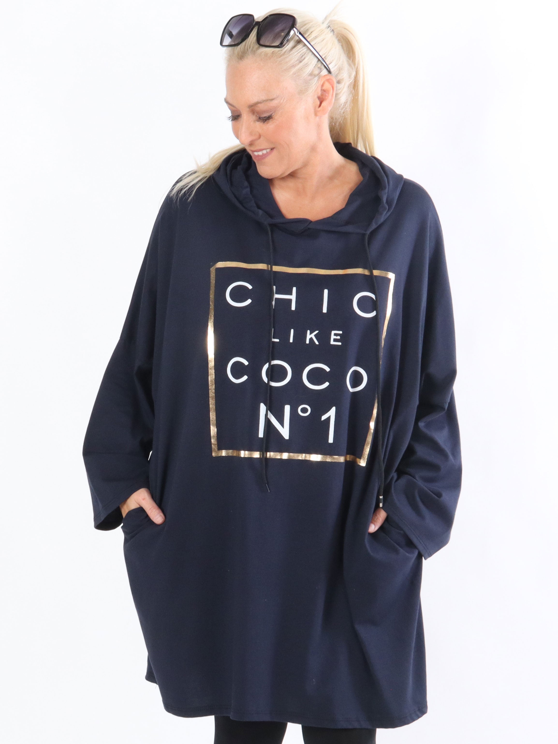 Gemma - Klänning med huva och guldmotiv